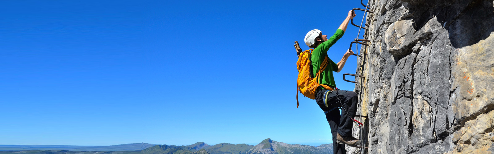 Alpiniste atteignant le sommet