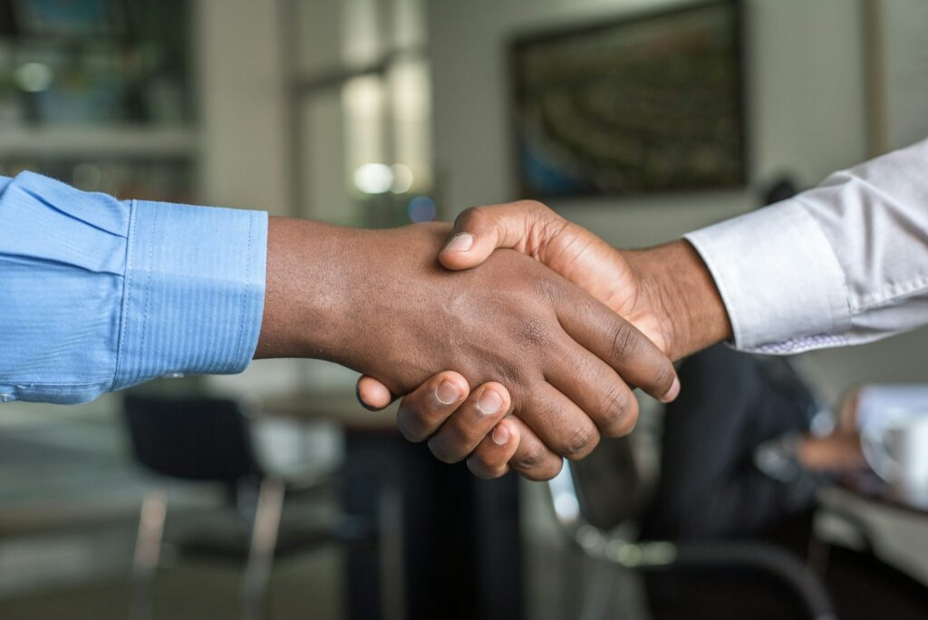 Poignée de main lors de la cession d’une entreprise