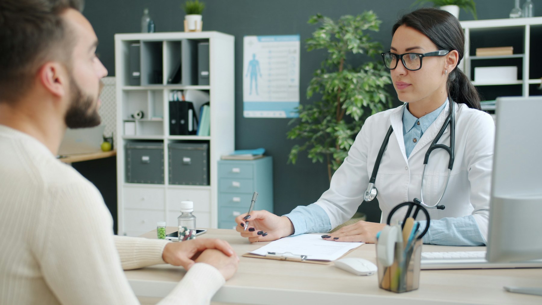 Médecin en consultation avec un patient