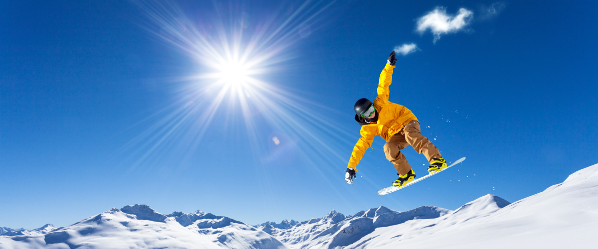 Snowboardeur en plein saut
